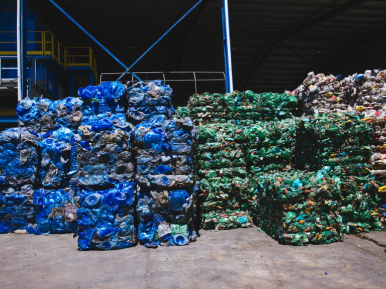 Pacas de plástico preparadas por color