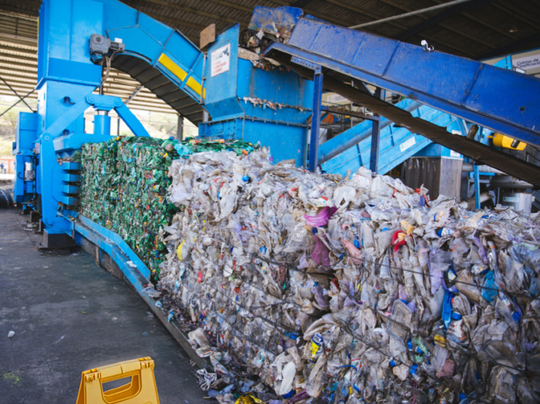 Máquina compactadora de plásticos